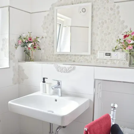 Romantic Greenhouse Syke